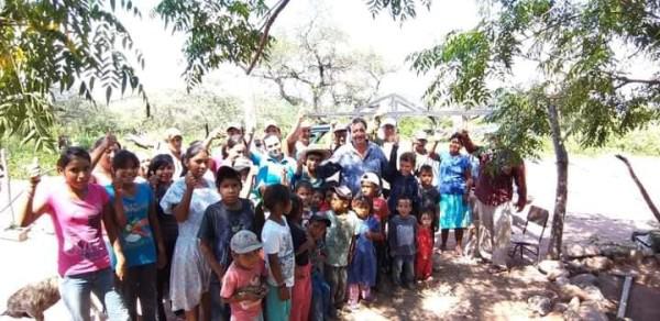 Grupo de Tarámaris con Román Rubio López, activista y político asesinado el 21 de julio del 2021.