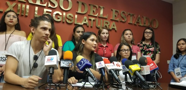 Jóvenes exigen al superdelegado Jaime Montes entregue becas que les ofrecieron