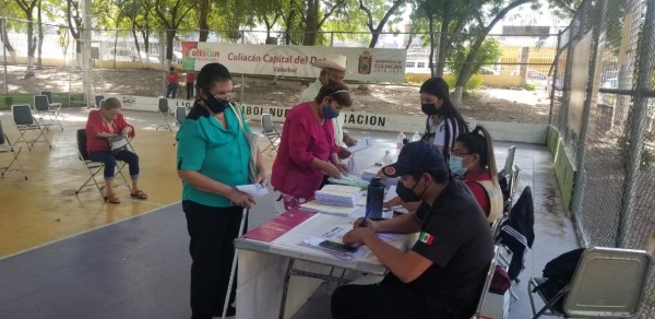 Retoman entrega de apoyos federales a adultos mayores, con medidas sanitarias, en Culiacán