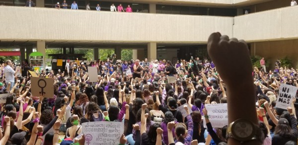 Cimbran mujeres calles y Palacio de Gobierno en Culiacán; reclaman por indiferencia