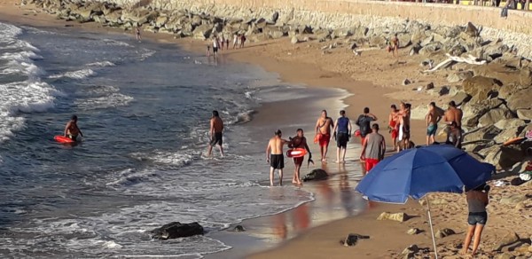 En Mazatlán rescatan a dos turistas de ahogarse