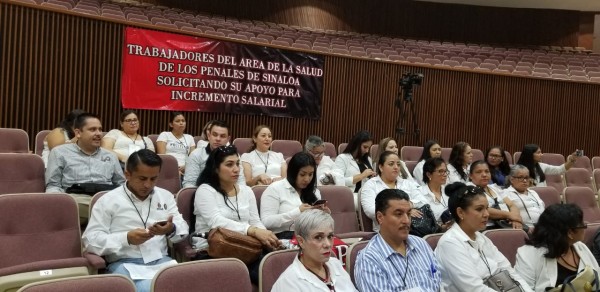 Empleados de salud de penales en Sinaloa exigen mejoras en Congreso del Estado