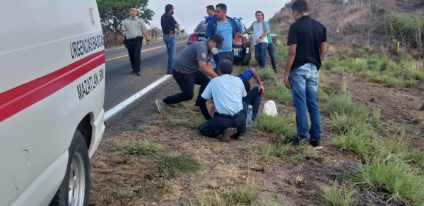 Mazatleco vuelca en una camioneta en Concordia