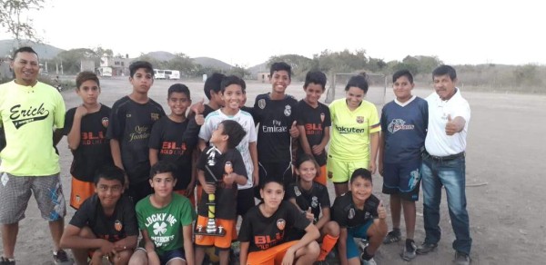 Los diferentes ganadores so premiados.