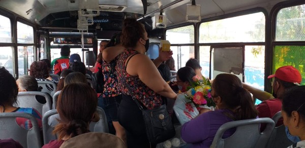 En Mazatlán, camioneros permiten ingreso de pasaje sin cubrebocas y sin guardar sana distancia