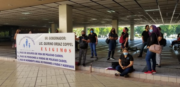 Viudas de policías de Sinaloa exigen pagos atrasados