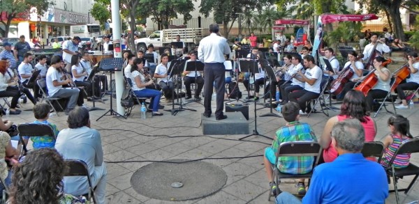 La Banda Sinfónica Juvenil del Estado acerca la música a los sinaloenses con conciertos al aire libre.