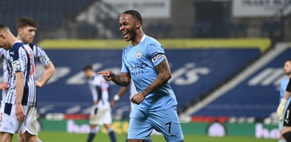 Raheem Sterling celebra el quinto gol del Manchester City.