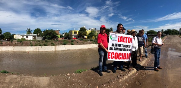 Ciudadanos protestan contra revestimiento del arroyo Jabalines