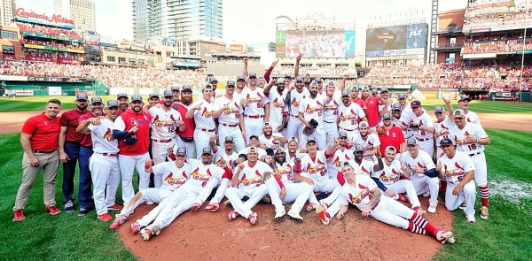 Los Cardenales de San Luis festejan su título divisional. (Foto: Twitter @Cardinals)