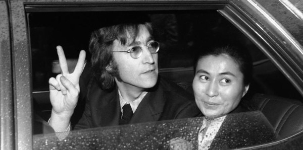 John Lennon junto a Yoko Ono.
