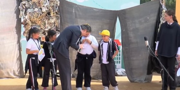 Se dice 'leer' no 'ler', corrige una niña al titular de la SEP [VIDEO]