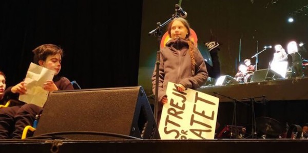Greta Thunberg inspira en Madrid marcha ambientalista de miles; denuncian la represión en Chile