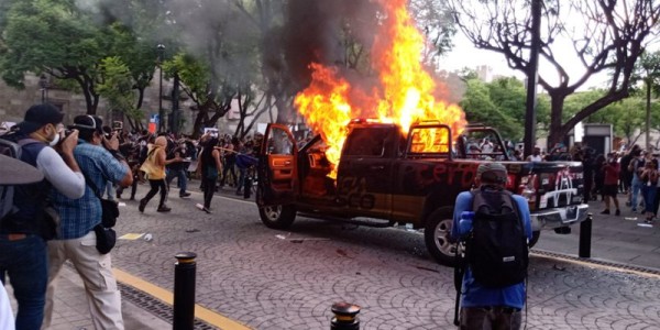 En Jalisco vandalizan Palacio de Gobierno y queman patrulla por muerte de Giovanni López
