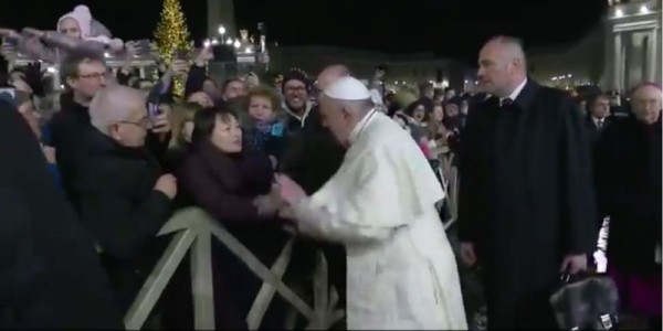 Papa Francisco ofrece disculpas por manotear a mujer que le jaló la mano