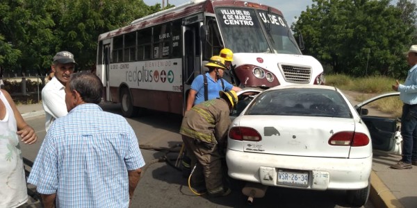 Camión urbano choca contra un automóvil en Culiacán