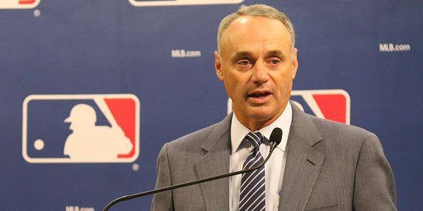 Rob Manfred atiza debate sobre tope salarial.