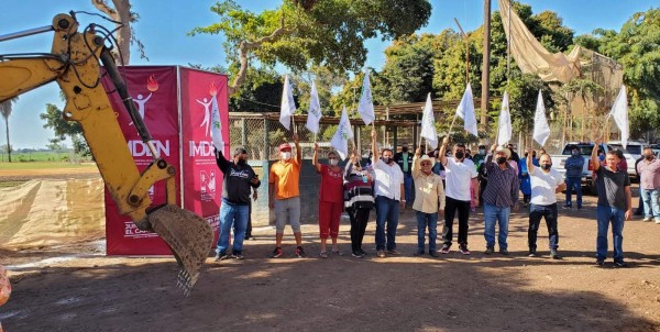 Se da el banderazo de inicio de las obras en el estadio de beisbol de la comunidad Lo de Sauceda.