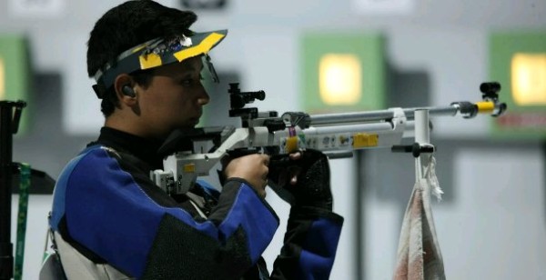 Edson Ramírez se lleva la plata en el rifle de aire.