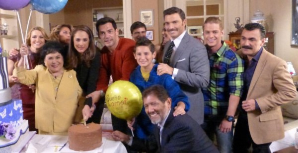 El productor Juan Osorio y elenco de la telenovela Sueño de amor festejó a Betty Monroe con motivo de su cumpleaños.
