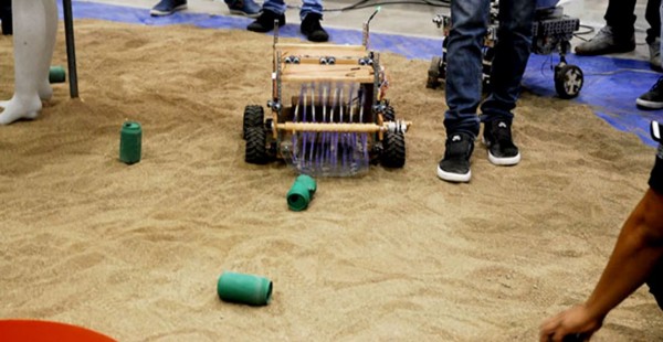 Mexicanos compiten con robots limpiadores de playas para atender problemas ecológicos