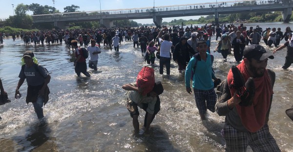 Muro militar de AMLO ahoga anhelo migrante al cruzar el río Suchiate