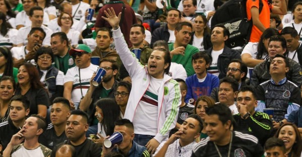Sacan a 30 aficionados del Azteca por grito homofóbico