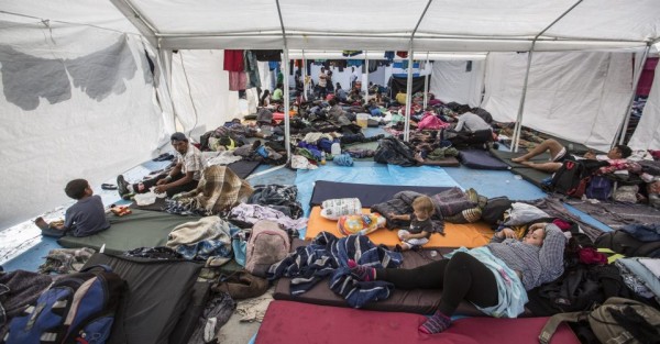 Gobierno de EU dice que migrantes crearon disturbios en la frontera; ONG lo niega