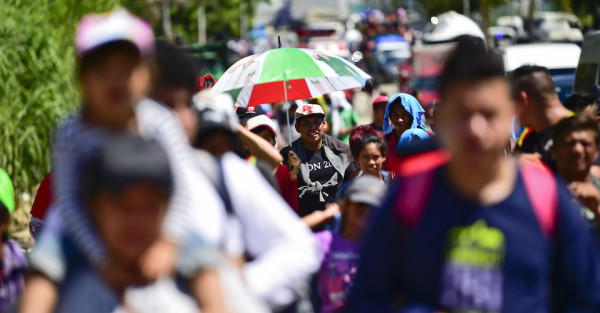 Un migrante muere al caer de auto en la carretera; la caravana llega a Huixtla, Chiapas