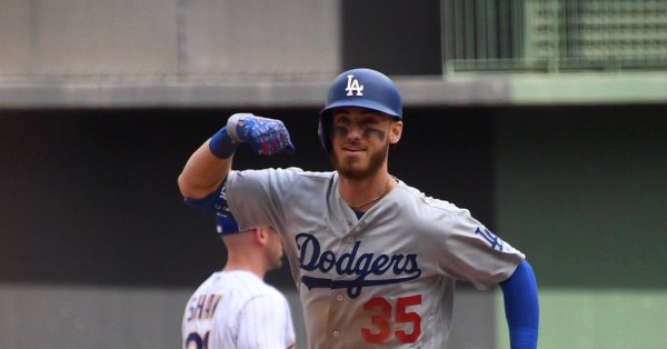 Cody Bellinger recorre las bases tras su jonrón.