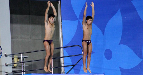Iván García y Kevin Berlín en uno de sus clavados.