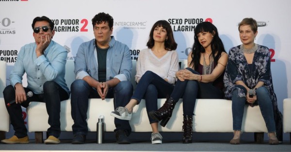 De izquierda a derecha los actores Jorge Salinas, Víctor Huggo Martín, Cecilia Suárez, Susana Zabaleta y Mónica Dionne.