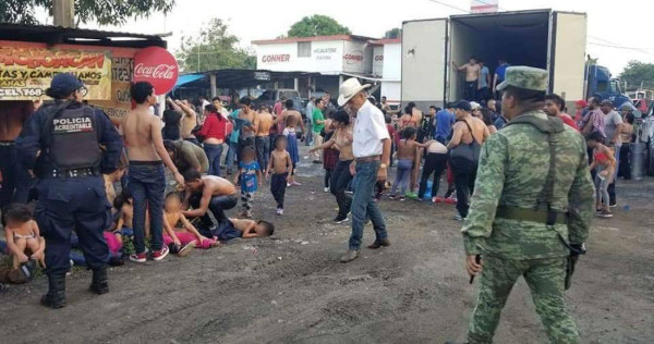 GALERÍA: Rescatan a 134 migrantes en Veracruz, muchos de ellos niños, encerrados en caja de tráiler