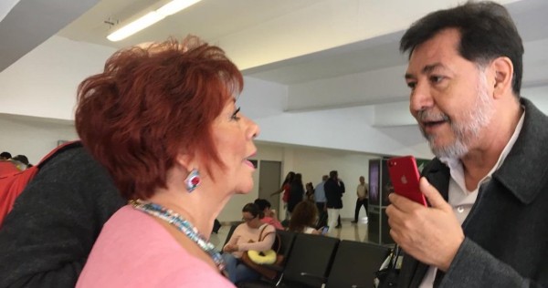 VIDEO: Fernández Noroña discute con una mujer en el aeropuerto porque lo llamó pejezombie