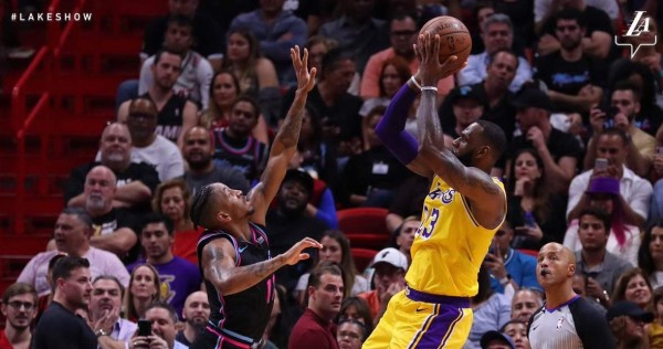 LeBron James de nuevo fue el rey en triunfo de Lakers sobre el Heat