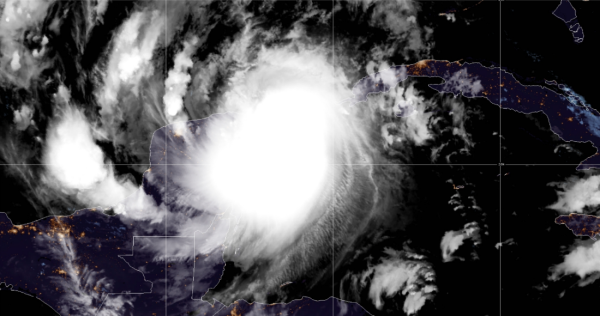 Huracán Delta pega de lleno en Puerto Morelos, Quintana Roo