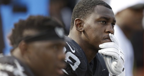 Aldon Smith (99), se sienta en el banco durante la segunda mitad del partido de fútbol de la NFL del equipo contra los Cincinnati Bengals en Oakland, California.