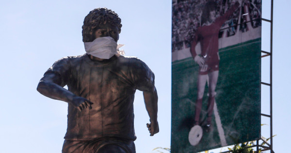 La estatua de Diego Armando Maradona ya tiene su cubrebocas para concientizar sobre el Covid-19