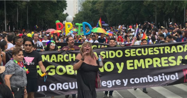 Asistentes de la marcha LGBT+ reclaman que el evento no es de fiesta, sino de lucha y protesta.