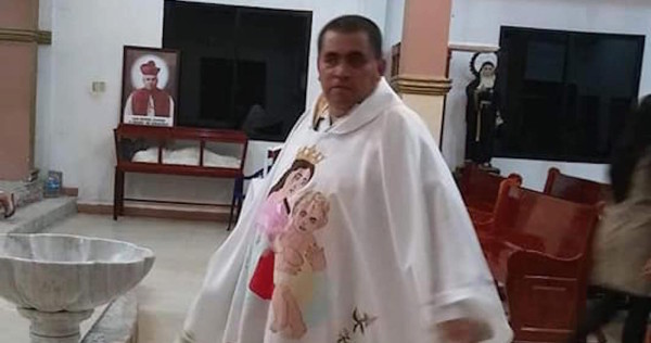 Cura de Veracruz arremete contra mujer que le reclama por dar misa supuestamente ebrio