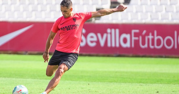Un delincuente intenta robar la casa de Chicharito durante el Derbi Betis-Sevilla