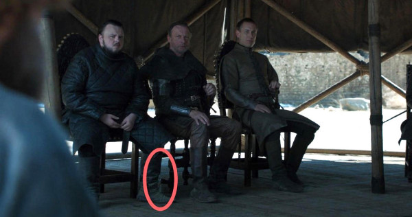 VIDEO: Otro error en GOT sigue al vaso de Starbucks, dos botellas de agua se cuelan en el final