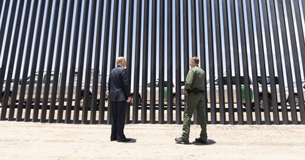 Un día antes del arribo de AMLO a EU, Trump presume el muro en su gira por Arizona