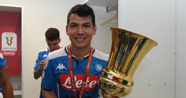 Todo parece indica que este trofeo será el único que consiga Lozano con el Nápoles. (Foto: Twitter @sscnapoliES)