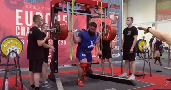 VIDEO: El levantador de pesas Alexander Sedykh sufre un aparatoso accidente al hacer sentadillas