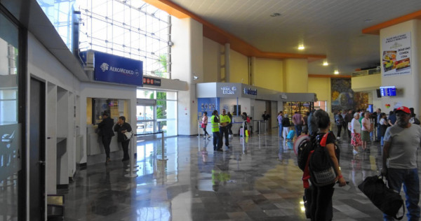 En 3 minutos, encapuchados roban millones en costales en el aeropuerto de Guanajuato