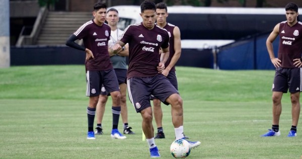 Carlos Salcedo en un entrenamiento de la selección mexicana.