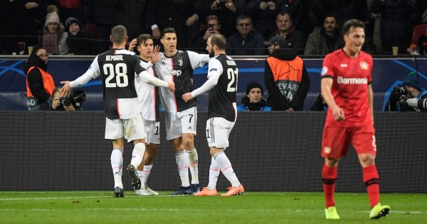 Cristiano Ronaldo e Higuaín envían a la Juventus a octavos de final con un récord de puntos