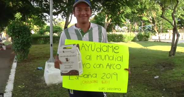 Luis Lezama, deportista yucateco, vende chocolates para costear su viaje al Mundial de Tiro con Arco