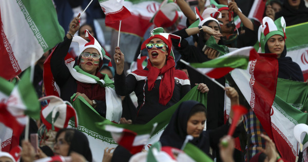 Las mujeres iraníes ingresan por primera vez a un estadio de futbol para alentar a su selección